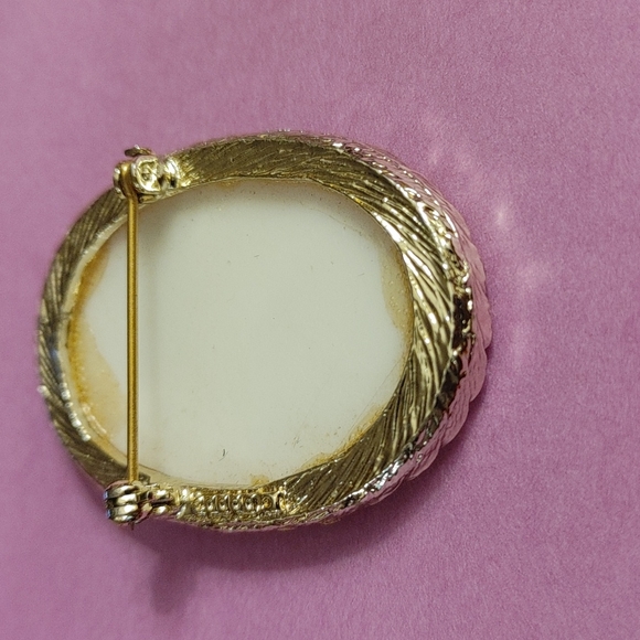 Gold Tone Oval Floral Cameo Brooch - Picture 4 of 4